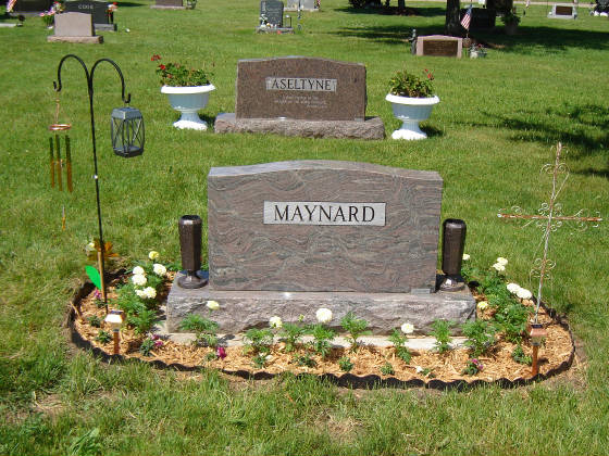 maynardgravestone1.jpg